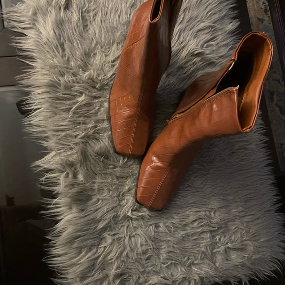 Beautiful Tan Croc embossed Boots - Picture 5 of 6